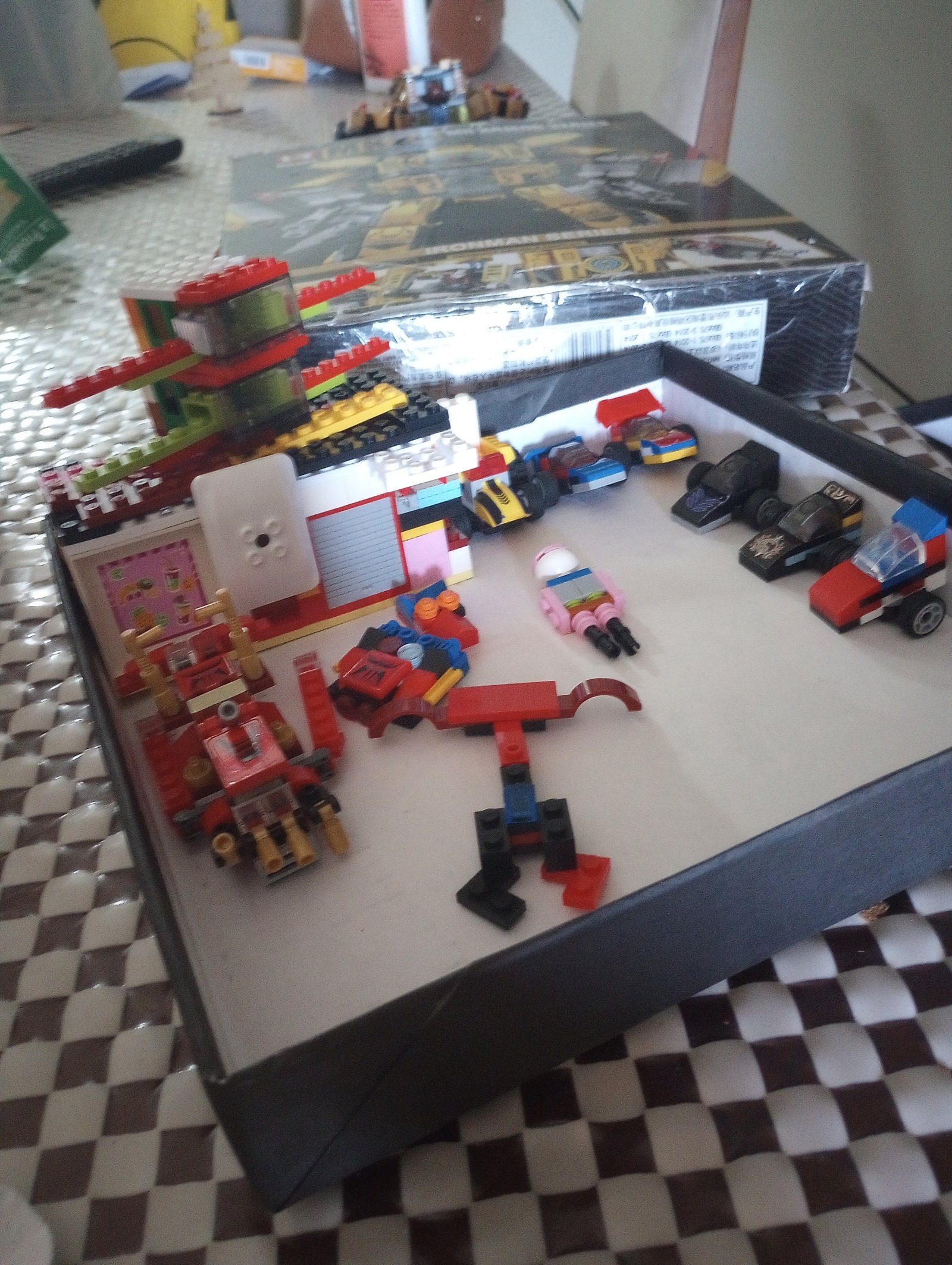 Casa heladería con vehículos